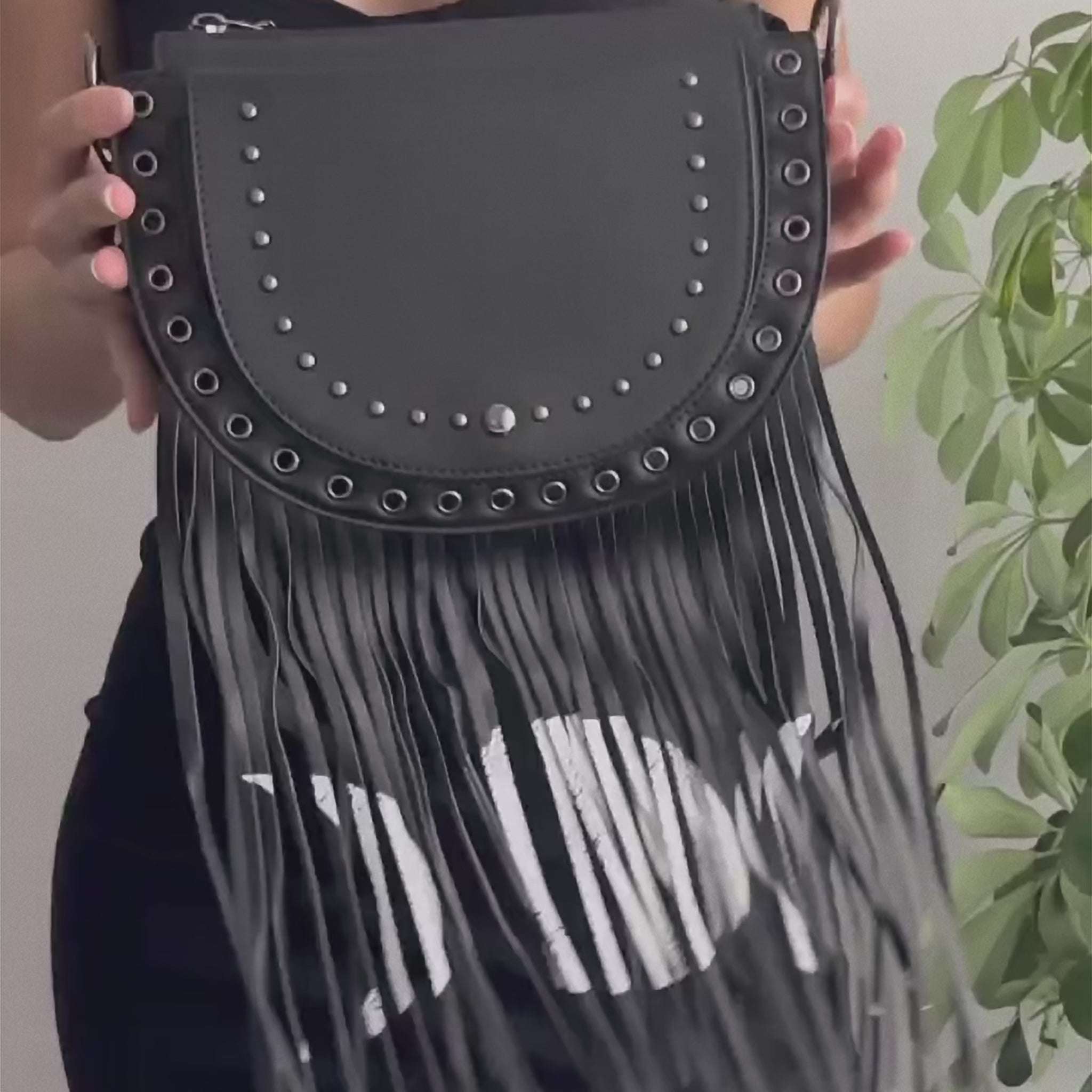 Bolso de hombro Triple Moon Fringe de Banned Alternative video