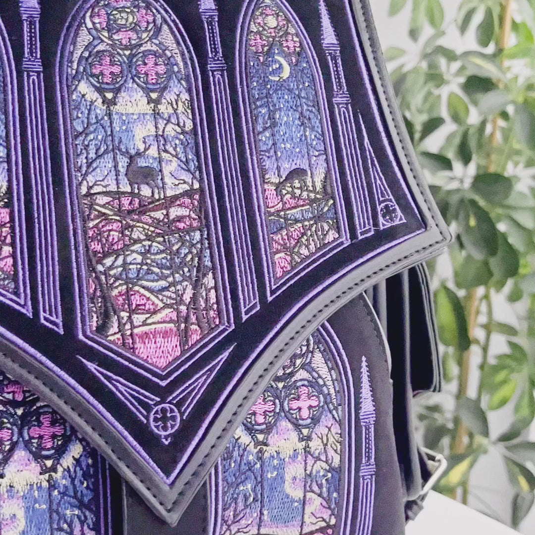 Video de detalle de la mochila Northern Lights de Restyle con bordado aesthetic en tonos fríos inspirado en las catedrales y la naturaleza