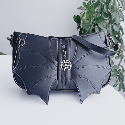 Video de detalle de bolso Malachi Batwing con solapas en forma de murciélago en el frente y silueta baguette de Banned Alternative