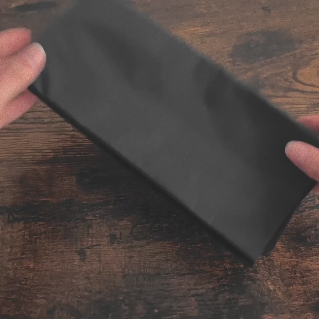 Video punto de vista de cómo empaquetamos los pedidos en GloryTheShop con cariño y cuidando cada detalle. Papel de seda, regalitos y mucho amor.