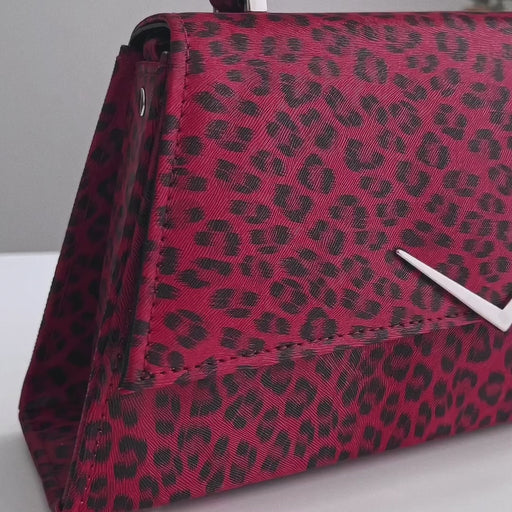 Detalle de bolso retro estilo rockabilly con diseño estructurado inspirado en los coches de los años 50 y estampado de leopardo en rojo y negro Rumbler Red Leo de LiquorBrand