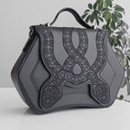 Bolso de mano gótico con diseño rígido estructurado. Bordado de serpientes con detalles geométricos Cathedral Snake de Restyle