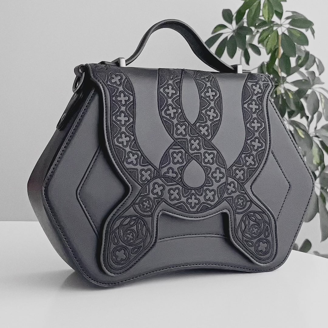 Bolso de mano gótico con diseño rígido estructurado. Bordado de serpientes con detalles geométricos Cathedral Snake de Restyle
