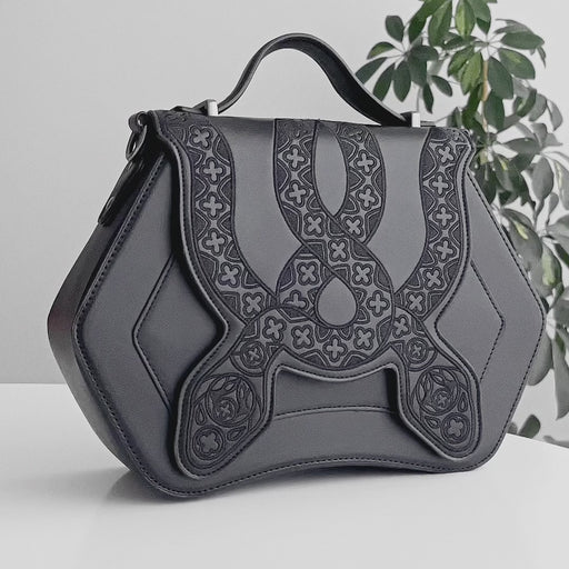 Bolso de mano gótico con diseño rígido estructurado. Bordado de serpientes con detalles geométricos Cathedral Snake de Restyle