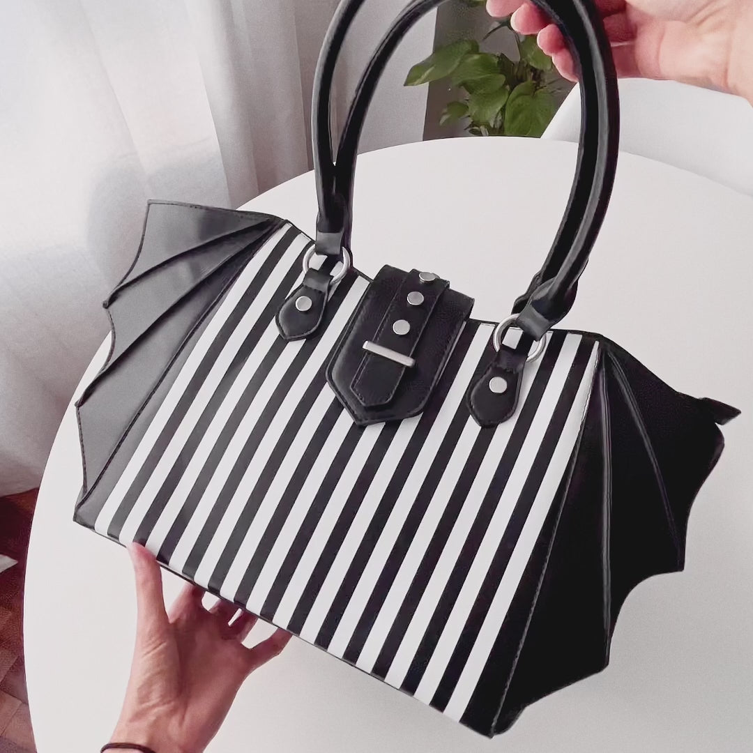 Video de vista en detalle del interior del bolso Annabelle Stripes de Banned Alternative