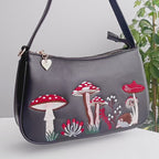 Video detalle de bolso Woodland Hippie con bordado de setas, forro de lunares y detalles en color dorado de Banned Alternative