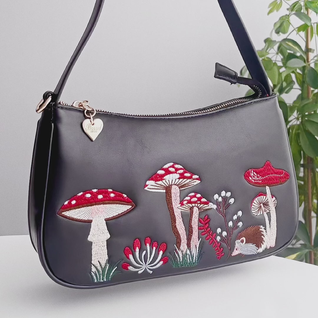 Video detalle de bolso Woodland Hippie con bordado de setas, forro de lunares y detalles en color dorado de Banned Alternative