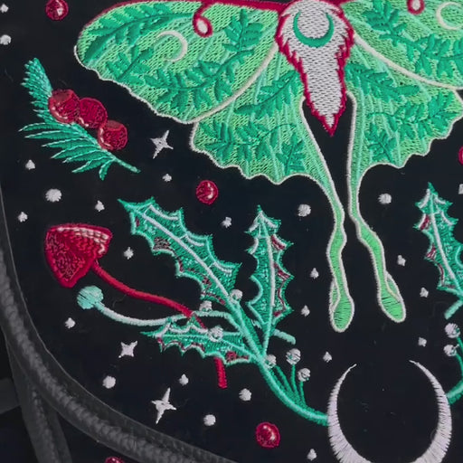 Detalle de bordado inspirado en el bosque y en el equinocio de otoño en tonos verdes y rojizos. Mochila gótica y whimsical modelo Autumnal Equinox de Restyle