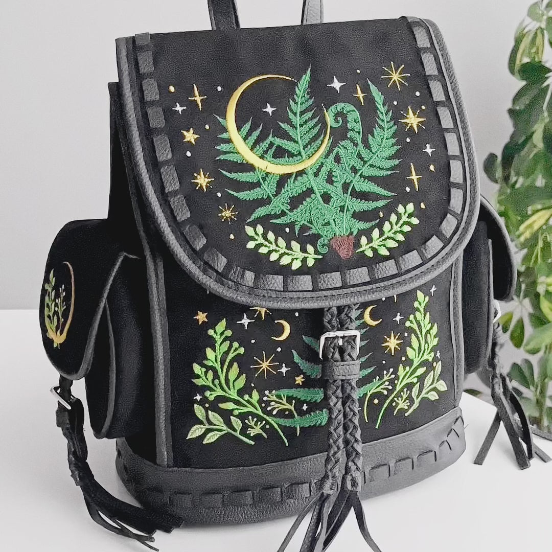 Video en detalle de mochila bordad con motivos de naturaleza y luna modelo Herbal de Restyle