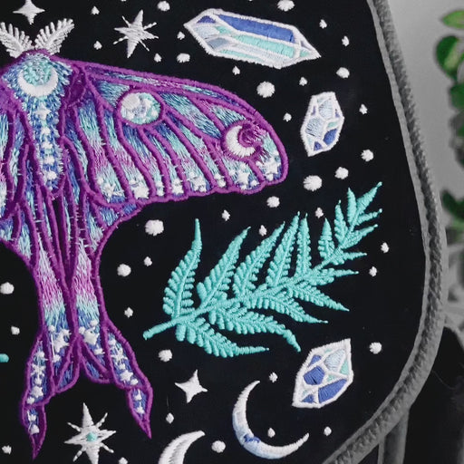 Detalle de bordado de mochila gótica estilo whimsigoth con cristales, polilla y helechos bordados en tonos fríos modelo Enchanted Forest de Restyle