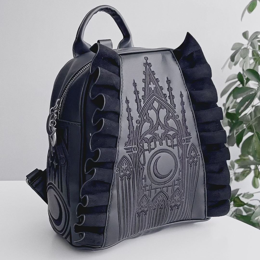 Video de detalles de mochila Midnight Moon de Restyle con volantes y bordado de catedral y luna