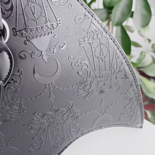 Video detalle de bolso Obscure Chandelier de Banned Alternative en forma de alas de murciélago con estampado inspirado en candelabros
