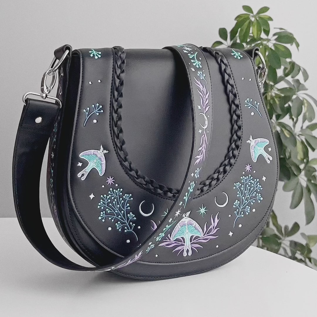 Video de vista del bolso whimsical Moonglow de Restyle de detalles de bordado estrellas, luna y polilla en bolso y correa