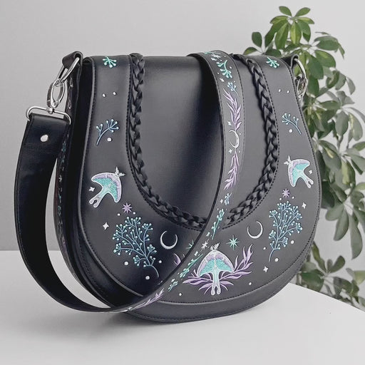 Video de vista del bolso whimsical Moonglow de Restyle de detalles de bordado estrellas, luna y polilla en bolso y correa