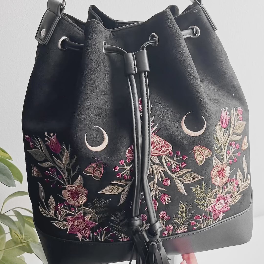 Video detalle de bordado de flores, lunas y polilla estilo whimsical en bolso Wildflower Bucket de Restyle 