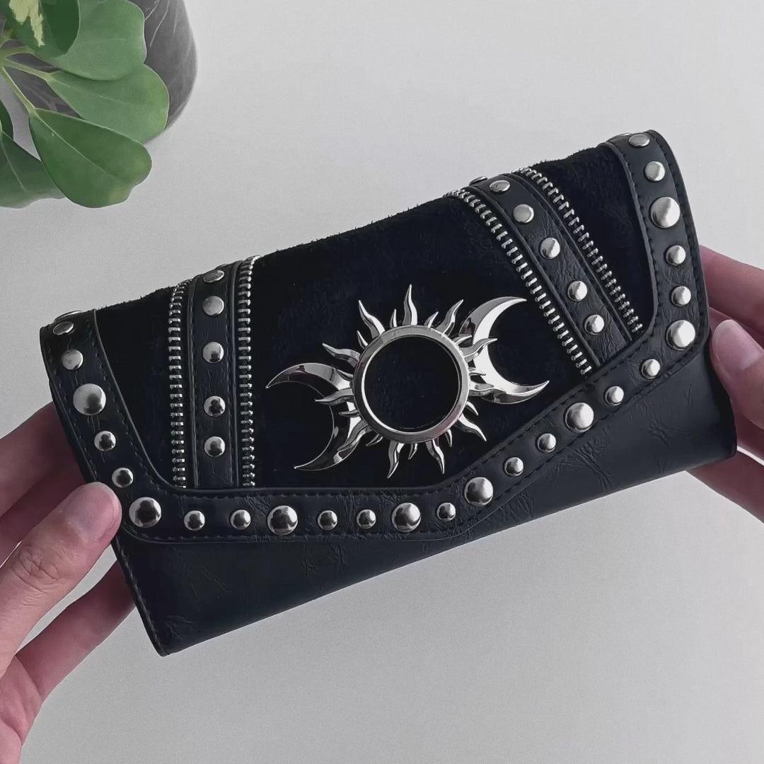 Cartera estilo gótico con tachuelas y detalle de triple goddes metálico tamaño grande modelo Triple Goddess de Restyle