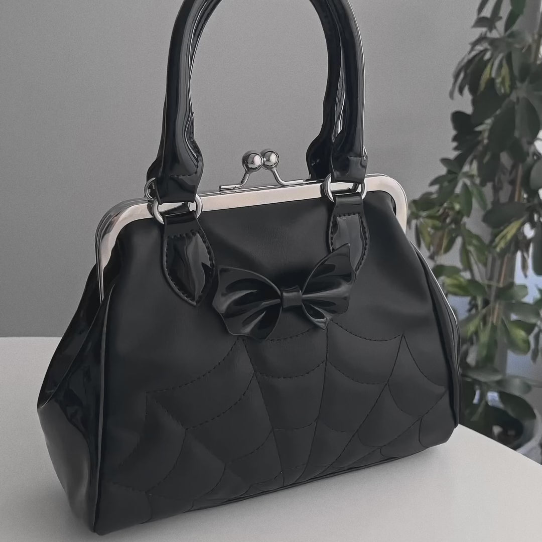 Bolso de mano gótico retro con detalle de cierre clásico, bordado de telaraña y lazo modelo Femme Fatale de Banned Alternative