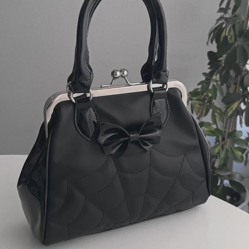 Bolso de mano gótico retro con detalle de cierre clásico, bordado de telaraña y lazo modelo Femme Fatale de Banned Alternative