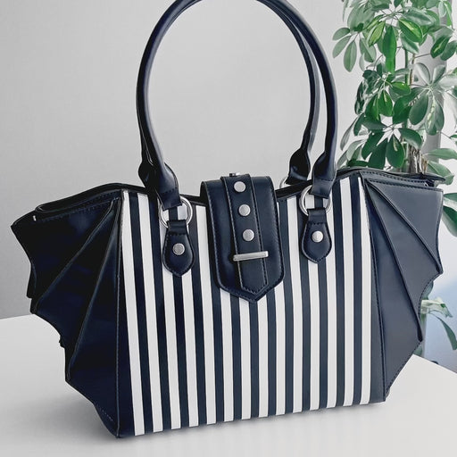 Video de detalles del bolso Annabelle Stripes de Banned Alternative con rayas blancas y negras verticales y detalles inspirados en los murciélagos.