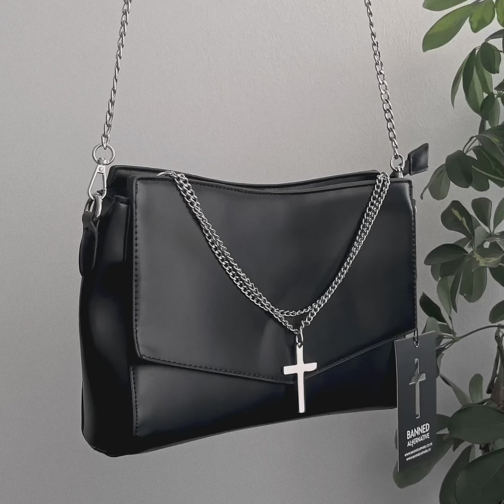Bolso bandolera gótico con correa de cadena metálica y cadenas metálicas y cruz colgantes de adorno. Diseño estructurado y sencillo, modelo Nether Lash de Banned Alternative