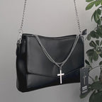 Bolso bandolera gótico con correa de cadena metálica y cadenas metálicas y cruz colgantes de adorno. Diseño estructurado y sencillo, modelo Nether Lash de Banned Alternative