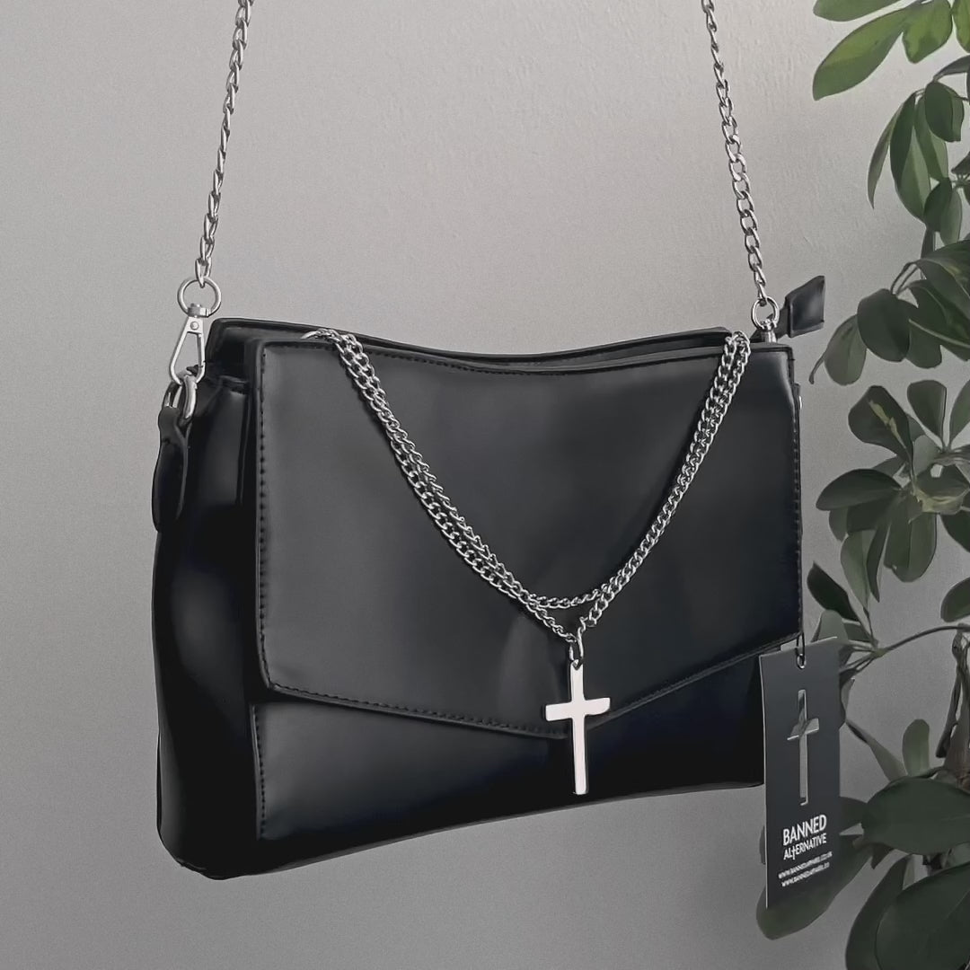 Bolso bandolera gótico con correa de cadena metálica y cadenas metálicas y cruz colgantes de adorno. Diseño estructurado y sencillo, modelo Nether Lash de Banned Alternative