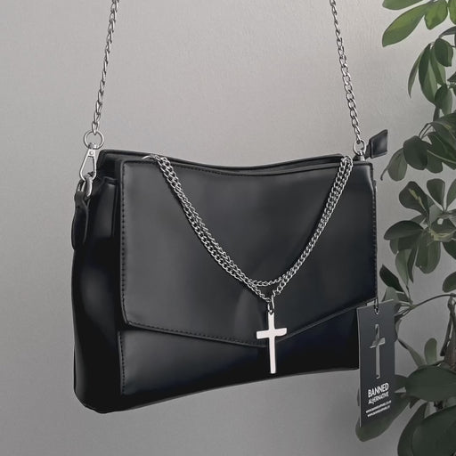 Bolso bandolera gótico con correa de cadena metálica y cadenas metálicas y cruz colgantes de adorno. Diseño estructurado y sencillo, modelo Nether Lash de Banned Alternative