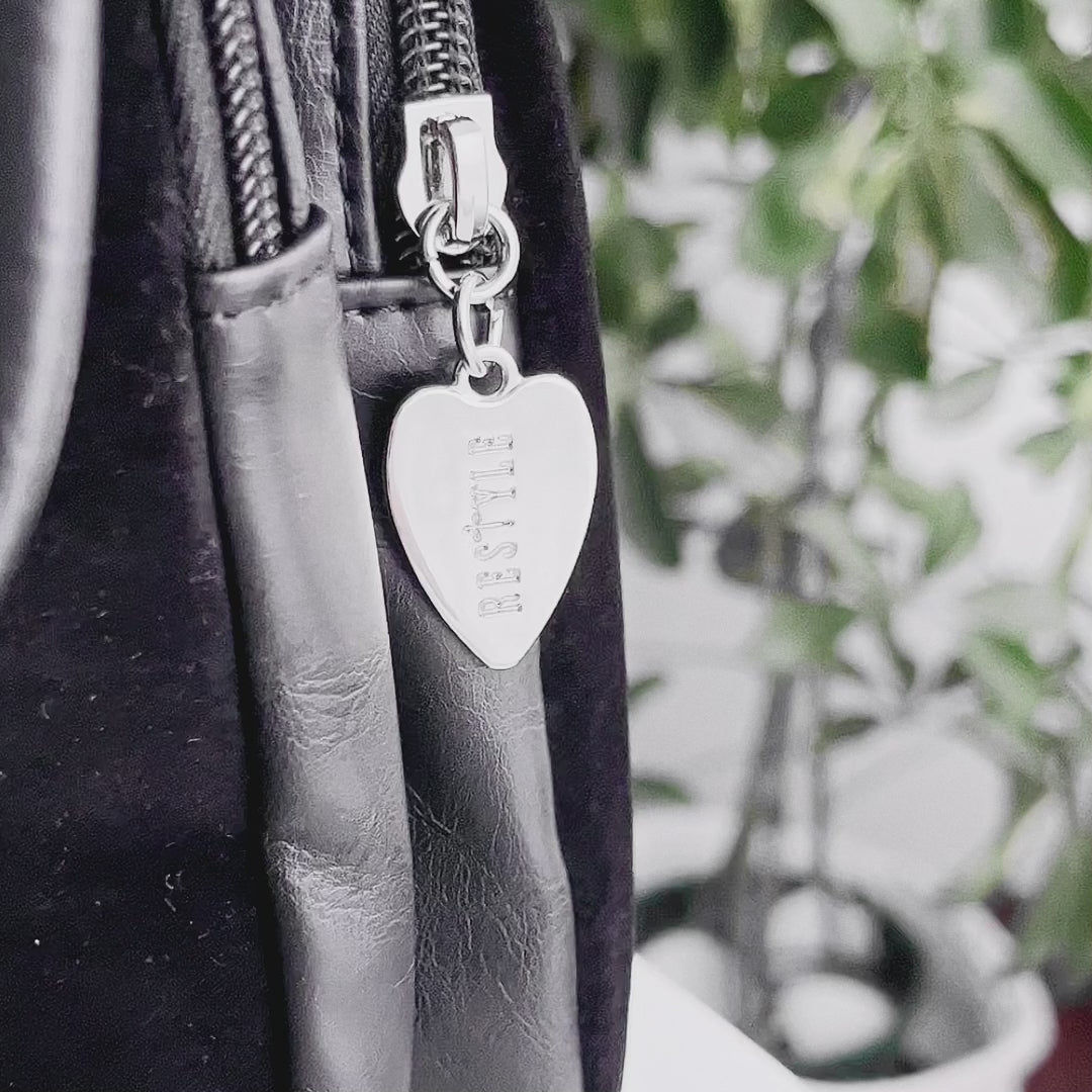 Detalle de tirador de mochila gótica estilo whimsigoth con brodado mágico con luna Crescent de Restyle