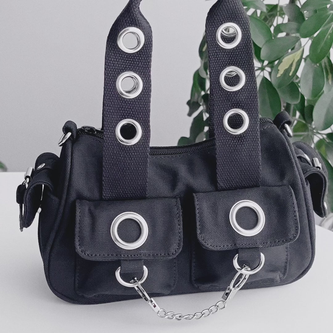 Bolso de hombro gótico estilo y2k pequeño de lona con detalles de ojales metálicos y esposas decorativas Whittaker de Banned Alternative