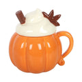 Quemador de aceites esenciales y calentador de cera con forma de taza de calabaza con nata montada encima estilo halloween otoñal vista frontal sobre fondo blanco.