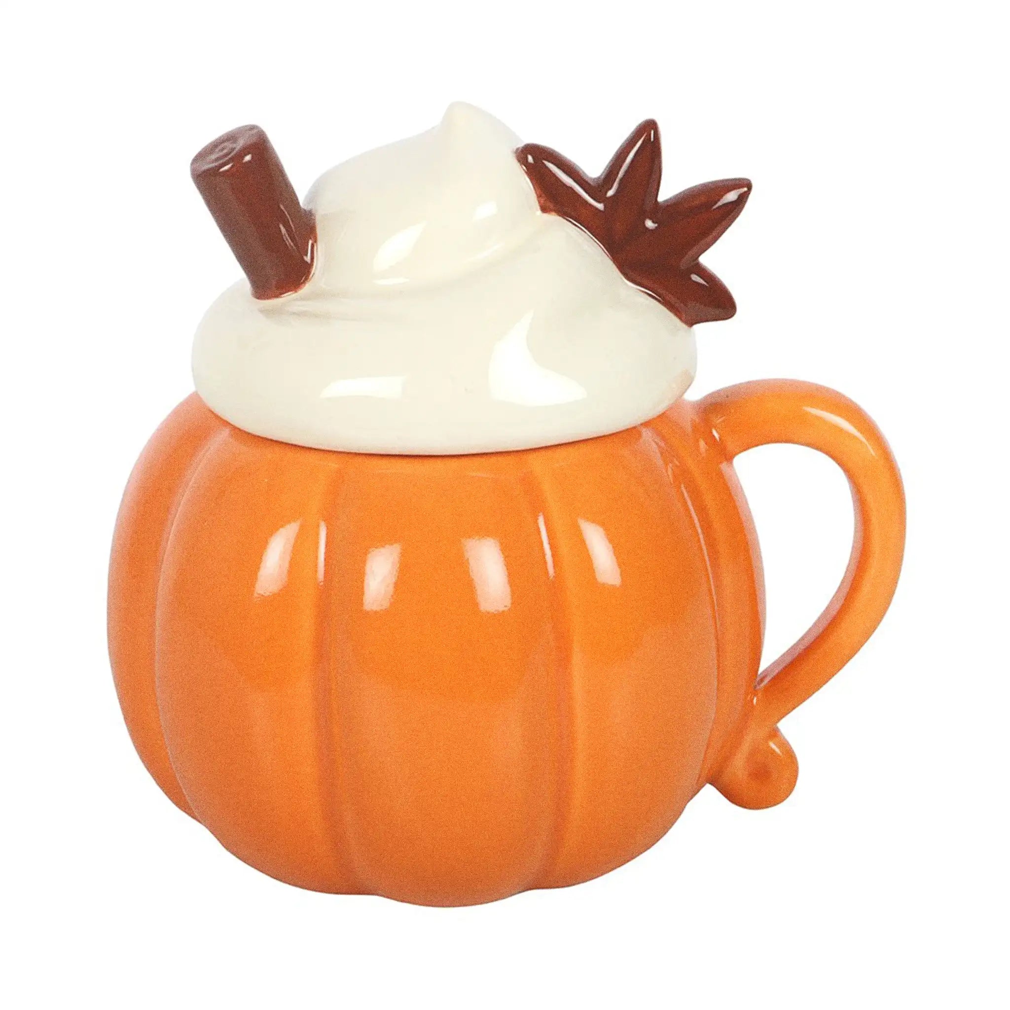 Quemador de aceites esenciales y calentador de cera con forma de taza de calabaza con nata montada encima estilo halloween otoñal vista frontal sobre fondo blanco.