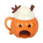Quemador de aceites esenciales y calentador de cera con forma de taza de calabaza con nata montada encima estilo halloween otoñal vista parte de atrás con hueco para vela de té sobre fondo blanco.