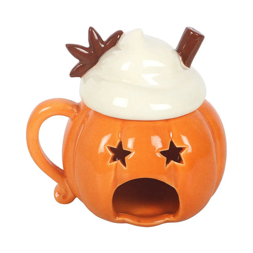 Quemador de aceites esenciales y calentador de cera con forma de taza de calabaza con nata montada encima estilo halloween otoñal vista parte de atrás con hueco para vela de té sobre fondo blanco.