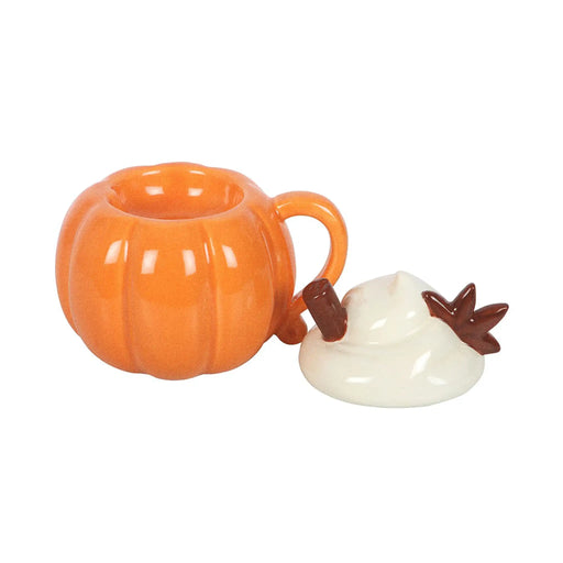 Quemador de aceites esenciales y calentador de cera con forma de taza de calabaza con nata montada encima estilo halloween otoñal vista frontal sin tapa sobre fondo blanco.
