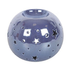 Quemador de aceite en forma de bola con estrellas perforadas en color morado iridiscente vista frontal sobre fondo blanco.