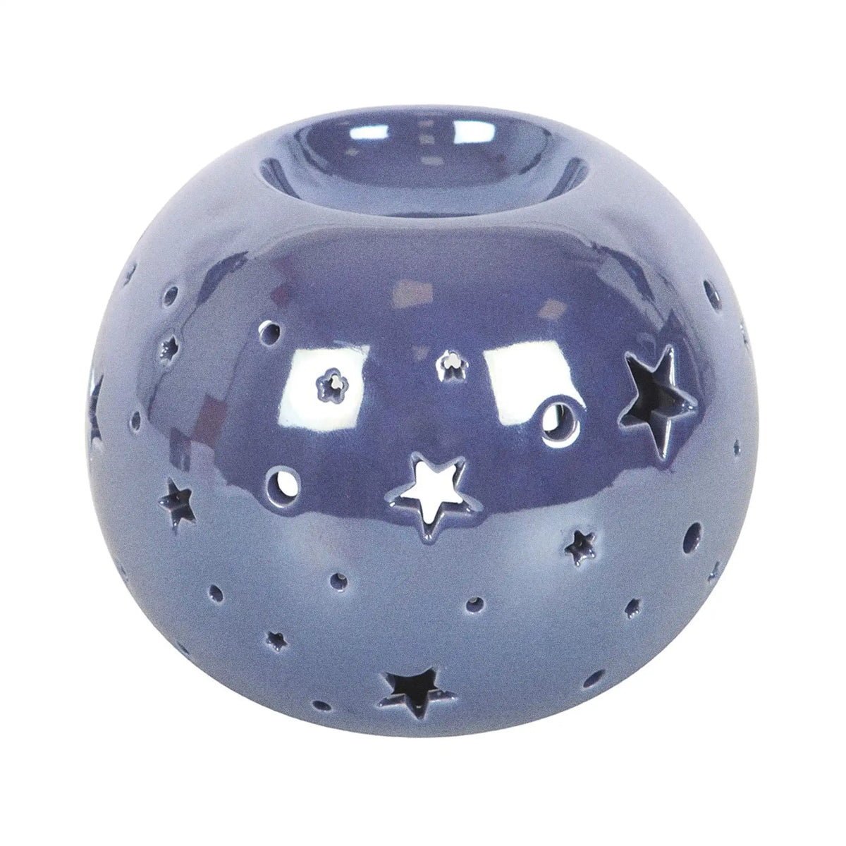 Quemador de aceite en forma de bola con estrellas perforadas en color morado iridiscente vista frontal sobre fondo blanco.