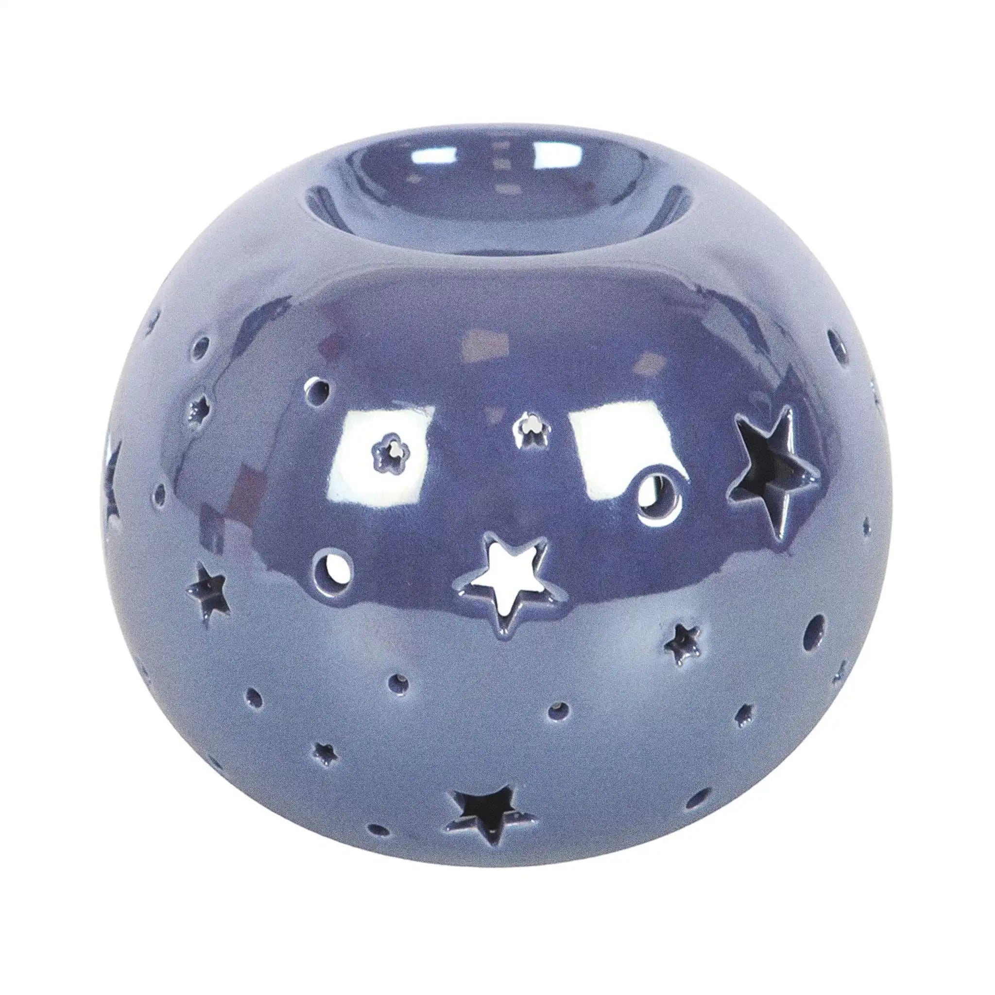Quemador de aceite en forma de bola con estrellas perforadas en color morado iridiscente vista frontal sobre fondo blanco.