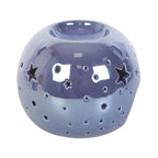 Quemador de aceite en forma de bola con estrellas perforadas en color morado iridiscente vista lateral sobre fondo blanco.