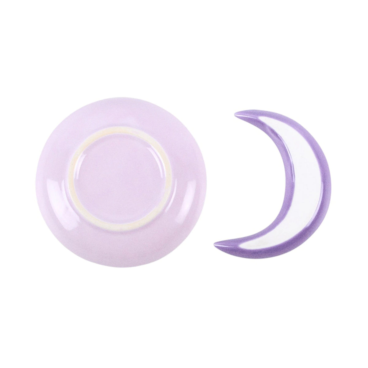 Set de dos platos joyeros apilables en forma de círculo y luna con motivos celestiales en tonos blancos y dorados vista de parte de abajo de platos separados sobre fondo blanco.