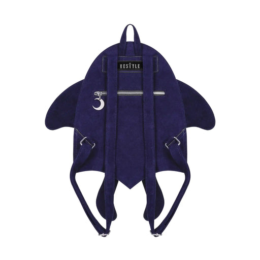 Mochila con alas bordadas en forma de polilla con capacidad de cambiar de posición en tonos azules y violetas estilo whimsigoth y fairycore modelo Sapphire Moth de Restyle vista posterior