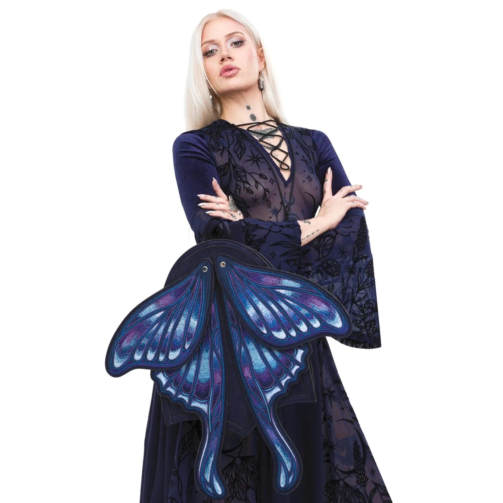 Mochila con alas bordadas en forma de polilla con capacidad de cambiar de posición en tonos azules y violetas estilo whimsigoth y fairycore modelo Sapphire Moth de Restyle vista con modelo