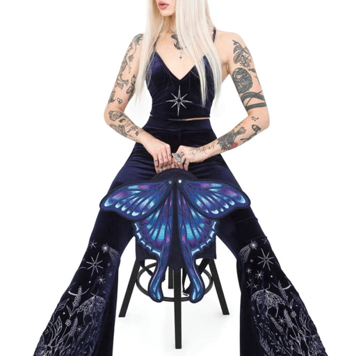 Mochila con alas bordadas en forma de polilla con capacidad de cambiar de posición en tonos azules y violetas estilo whimsigoth y fairycore modelo Sapphire Moth de Restyle vista con modelo