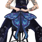 Mochila con alas bordadas en forma de polilla con capacidad de cambiar de posición en tonos azules y violetas estilo whimsigoth y fairycore modelo Sapphire Moth de Restyle vista con modelo de cerca