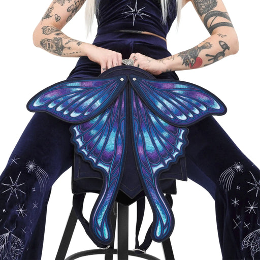 Mochila con alas bordadas en forma de polilla con capacidad de cambiar de posición en tonos azules y violetas estilo whimsigoth y fairycore modelo Sapphire Moth de Restyle vista con modelo de cerca