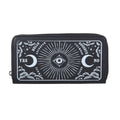 Cartera de cremallera con estampado frontal inspirado en la ouija estilo gótico y witchy vista frontal sobre fondo blanco. 