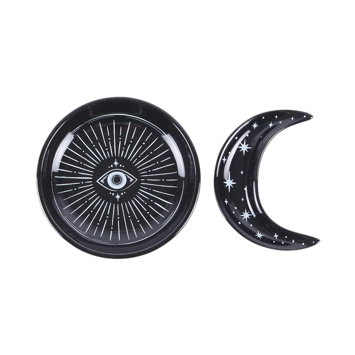 Bandejas apilables en negro con diseño en blanco de ojo que todo lo ve y motivos celestiales estilo witchy vista desde arriba de los platos separados sobre fondo blanco.