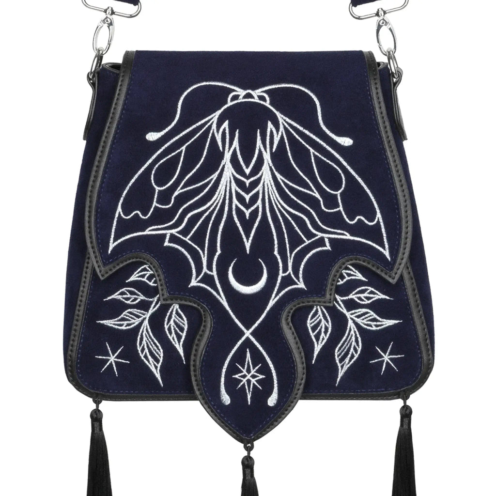 Bolso rígido en azul medianoche con ribetes en negro, bordado en tonos plateados con un diseño celestial de polilla, luna, estrellas y vegetación estilo whimsigoth. Borlas decorativas en la solapa. Vista frontal de cerca