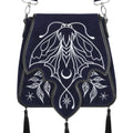 Bolso rígido en azul medianoche con ribetes en negro, bordado en tonos plateados con un diseño celestial de polilla, luna, estrellas y vegetación estilo whimsigoth. Borlas decorativas en la solapa. Vista frontal de cerca