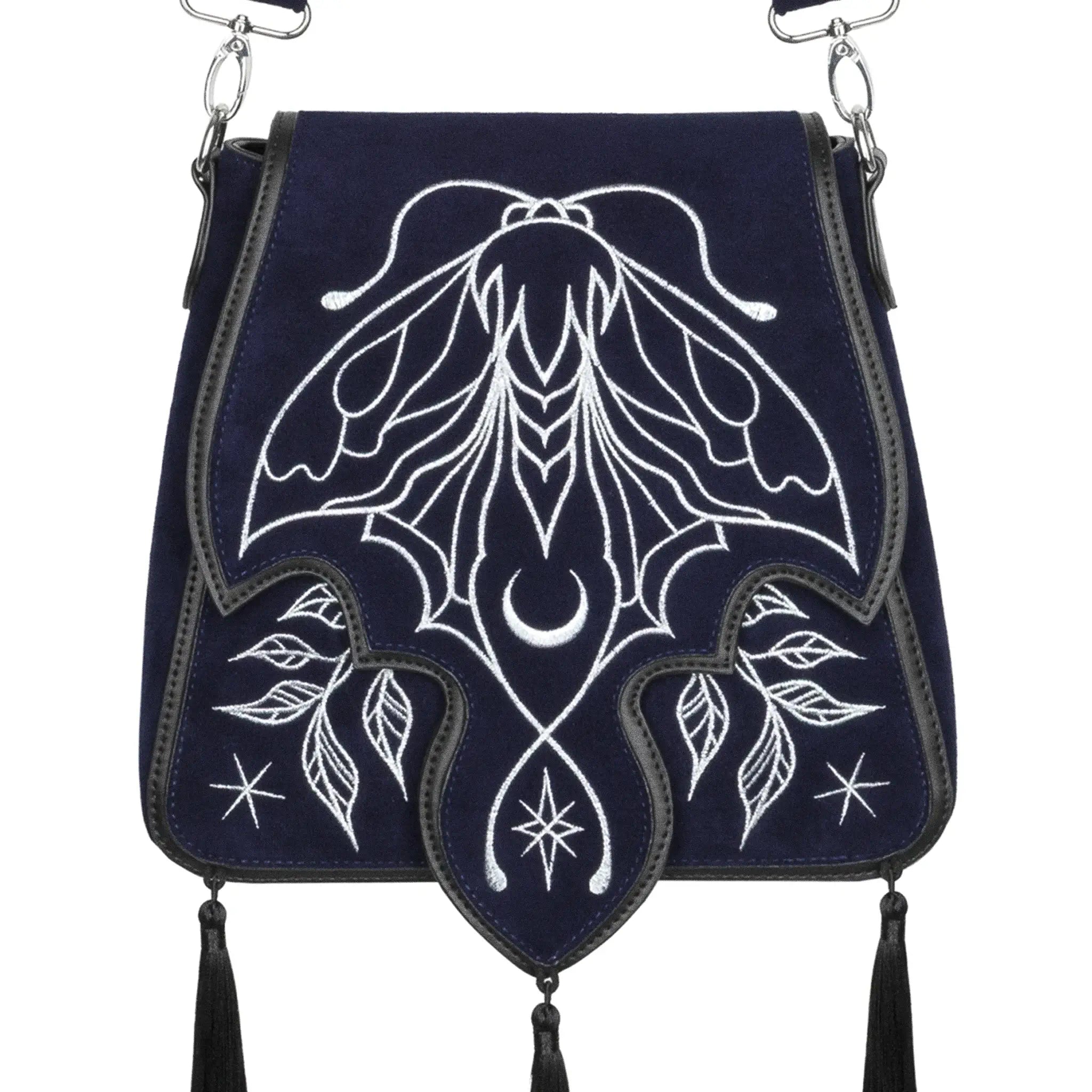 Bolso rígido en azul medianoche con ribetes en negro, bordado en tonos plateados con un diseño celestial de polilla, luna, estrellas y vegetación estilo whimsigoth. Borlas decorativas en la solapa. Vista frontal de cerca