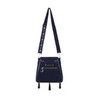 Bolso rígido en azul medianoche con ribetes en negro, bordado en tonos plateados con un diseño celestial de polilla, luna, estrellas y vegetación estilo whimsigoth. Borlas decorativas en la solapa. Vista posterior completa con correa 